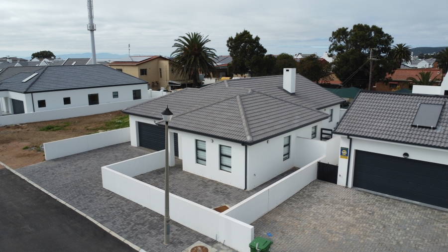 4 Bedroom Property for Sale in Sandy Point Western Cape